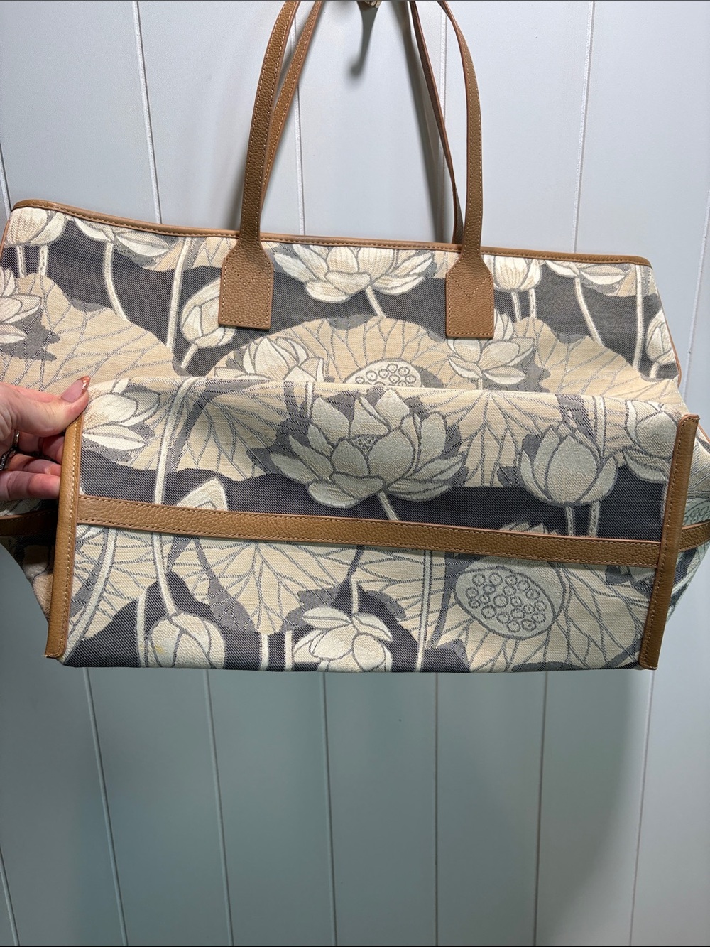NWOT Jim Thompson floral lotus pattern and leather tote zip closure - Picture 4 of 8